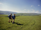 Couple Walking on the Dalesway Long Distance Footpath, Near Kettlewell, Yorkshire Fotografisk trykk av Nigel Blythe Couple Walking on the Dalesway Long Distance Footpath, Near Kettlewell, Yorkshire Fotografisk trykk av Nigel Blythe