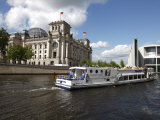 Tour Boat on River Cruise on the Spree River Passing the Reichstag, Berlin, Germany Photographie par Dallas & John Heaton