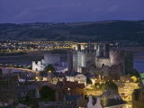Floodlit Conwy Castle, Overlooking the Town with the River Conwy Estuary Beyond at Dusk, Gwynedd Fotografisk trykk av Nigel Blythe Floodlit Conwy Castle, Overlooking the Town with the River Conwy Estuary Beyond at Dusk, Gwynedd Fotografisk trykk av Nigel Blythe