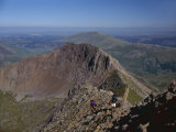 Walkers Approaching the Summit of Mount Snowdon from the Ridge of Y Lliwedd National Park Fotografisk trykk av Nigel Blythe Walkers Approaching the Summit of Mount Snowdon from the Ridge of Y Lliwedd National Park Fotografisk trykk av Nigel Blythe