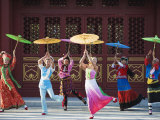 Girls Dancing with Coourful Parasols at the Ethnic Minorities Park, Beijing, China, Asia Photographie par Christian Kober