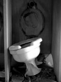 Broken Toilet in Cubicle Photographie par Images Monsoon