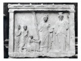Man, Woman and Child Before an Altar Offering a Sow as a Sacrifice to Demeter and Kore reproduction procédé giclée par Praxiteles 