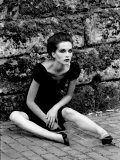 Portrait of a Young Woman in a Dress Sitting on the Ground Fotografie-Druck von Paul Hernandez
