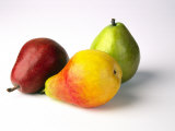 Three Pears, Red, Yellow and Green, on White Background Fotografisk tryk af Images Monsoon Three Pears, Red, Yellow and Green, on White Background Fotografisk tryk af Images Monsoon