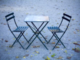 Two Chairs and Table 写真プリント - Eric Anthony Johnson