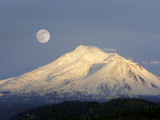 Winter View of Mt. Shasta, in Northern Ca, with Full Moon Rising Photographie par Diane Miller