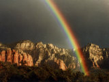 Rainbow over Crimson Cliffs, Sedona, Arizona, USA Lámina fotográfica por Images Monsoon Rainbow over Crimson Cliffs, Sedona, Arizona, USA Lámina fotográfica por Images Monsoon