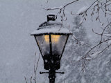Lamp Post in the Evening Snow Fotografisk tryk af Images Monsoon Lamp Post in the Evening Snow Fotografisk tryk af Images Monsoon