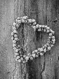 Frosted Heart-Shaped Metal Bell Wreath on Rustic Wooden Background Photographie par Images Monsoon