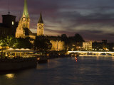 Twilight View across the River Limmat Toward Downtown Zurich Lámina fotográfica por Annie Griffiths Belt Twilight View across the River Limmat Toward Downtown Zurich Lámina fotográfica por Annie Griffiths Belt