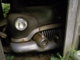 Headlight and Rusted Bumper of a 1951 Car Peer from a Barn Photographie par Scott Sroka