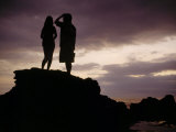 Tourists Standing on a Rock and Looking at the Ocean at Sunset Photographie par Eightfish 