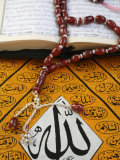 Godong - Koran, Rosary and Allah Calligraphy, Paris, France, Europe - Fotografik Baskı Godong - Koran, Rosary and Allah Calligraphy, Paris, France, Europe - Fotografik Baskı