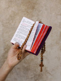 Bible and Rosary Fotografisk tryk af Godong