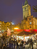 Old Town Square at Christmas Time and Old Town Hall, Prague, Czech Republic, Europe Photographie par Marco Cristofori