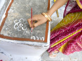 Woman Painting Doorstep with Rice Flour Paste, Making Rangoli Diwali Festival Decorations, India Photographie par Annie Owen