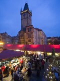 Old Town Square at Christmas Time and Old Town Hall, Prague, Czech Republic, Europe Photographie par Marco Cristofori
