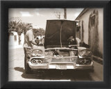 Two Men Working on Car Láminas por Nelson Figueredo Two Men Working on Car Láminas por Nelson Figueredo