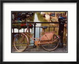 Bicicleta en el canal Láminas por Dennis Barloga Bicicleta en el canal Láminas por Dennis Barloga