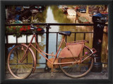 Bicicleta en el canal Láminas por Dennis Barloga Bicicleta en el canal Láminas por Dennis Barloga
