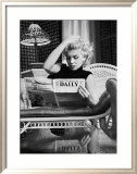Marilyn Monroe Reading Motion Picture Daily, New York, c.1955 Lámina por Ed Feingersh Marilyn Monroe Reading Motion Picture Daily, New York, c.1955 Lámina por Ed Feingersh