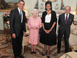 President Obama and His Wife Pose with Queen Elizabeth II and Prince Philip, During an Audience at  Photographie