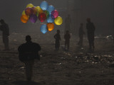 Afghan Boy Runs with Balloons to Join His Friends in Dusty Alley in Kabul, Afghanistan Fotografie-Druck