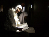 Kashmiri Muslim Girls Read the Holy Quran at Jamia Masjid in Downtown Area of Srinagar, India Fotografie-Druck