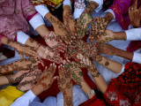 Pakistani Girls Display their Hands Decorated with Mehndi or Henna Photographie