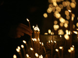 Lighting Candles, St. Sava Temple, Orthodox Church Says Head Patriarch Pavle Died, Belgrade, Serbia Photographie
