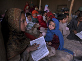 Afghan Refugee Children Holding Copies of the Quran, Repeat after their Teacher Photographie