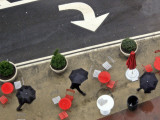 Pedestrians Make their Way in New York's Times Square in the Rain in New York Lámina fotográfica