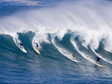 Surfers Ride a Wave at Waimea Beach on the North Shore of Oahu, Hawaii Photographie