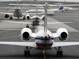 Airplanes Waiting to Take Off from Laguardia Airport, Carrying Travelers for Thanksgiving Holiday Lámina fotográfica Airplanes Waiting to Take Off from Laguardia Airport, Carrying Travelers for Thanksgiving Holiday Lámina fotográfica