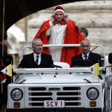 Pope Benedict XVI on His Popemobile, Arriving for the Weekly Audience in St. Peter's Square at the Lámina fotográfica Pope Benedict XVI on His Popemobile, Arriving for the Weekly Audience in St. Peter's Square at the Lámina fotográfica