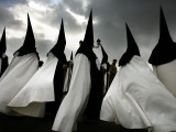 Penitents of La Esperanza De Triana Brotherhood During Holy Week in Seville, Spain Fotografisk tryk Penitents of La Esperanza De Triana Brotherhood During Holy Week in Seville, Spain Fotografisk tryk