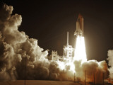 Space Shuttle Discovery Lifts-Off from the Kennedy Space Center at Cape Canaveral, Florida Fotografisk tryk Space Shuttle Discovery Lifts-Off from the Kennedy Space Center at Cape Canaveral, Florida Fotografisk tryk