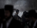 Ultra-Orthodox Jewish Men Burn Leavened Items in a Final Preparation before the Passover Holiday Lámina fotográfica Ultra-Orthodox Jewish Men Burn Leavened Items in a Final Preparation before the Passover Holiday Lámina fotográfica