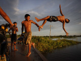 Youths Play in a Lagoon Near the Eastern Beni State Capital of Trinidad, Bolivia Lámina fotográfica
