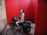 Ash Smeared Naked Hindu Holy Man, Poses on a Motorcycle at the Kumbh Mela Festival in India Photographie