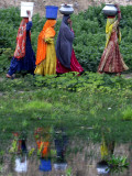 Pakistani Women Walking Home after Collecting Fresh Water on the Outskirts of Islamabad Photographie