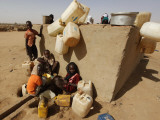 Refugee Children Wait their Turn to Collect Water Supplies at a Water Station in Sudan Fotografisk tryk