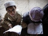 Afghan Refugee Children Read Verses of the Quran During a Daily Class at a Mosque in Pakistan Photographie