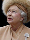 Britain's Queen Elizabeth II Looks Up at the Statue of Her Mother at the Unveiling Ceremony Photographie