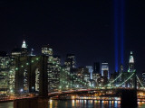 Tribute to Victims of World Trade Center Terrorist Attacks Lights Up the Sky Above Manhattan Fotografisk tryk