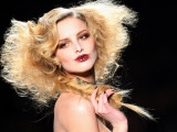 Model Presents a Creation by British Fashion Designer John Galliano for Dior Lámina fotográfica