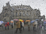Tourists as They Cross the Street in Front of the Landmark Semper Opera House in Dresden Photographie