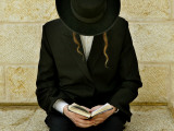 Ultra-Orthodox Jew Prays at the Western Wall in Jerusalem's Old City Fotografická reprodukce