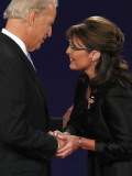 Senator Joe Biden and Governor Sarah Palin Shake Hands before the Start of Vice Presidential Debate Fotografisk tryk Senator Joe Biden and Governor Sarah Palin Shake Hands before the Start of Vice Presidential Debate Fotografisk tryk